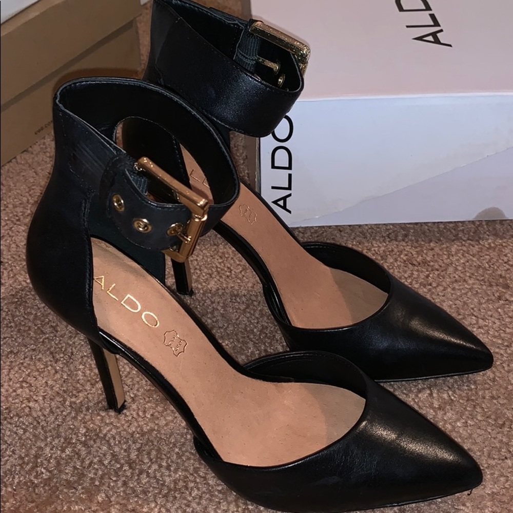 Beautiful Black Aldo Heel gold buckle